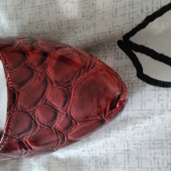 Red pumps - Picture 3 of 5